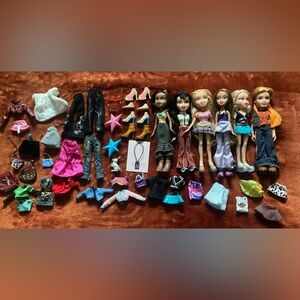 Bratz lot of 6 Dolls & Assortment of clothing